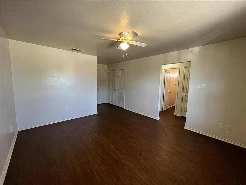 Building Photo - 3407 Toledo Dr #D