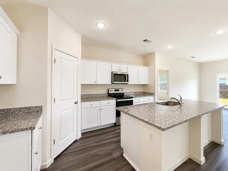715 Wellington Dr — Photo 5