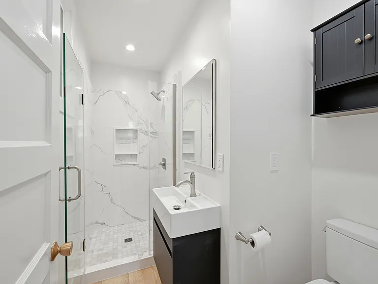 Newly updated full bathroom, utilizing all space effectively