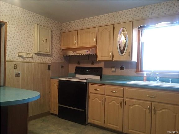 2nd image of 120 Colden Ct