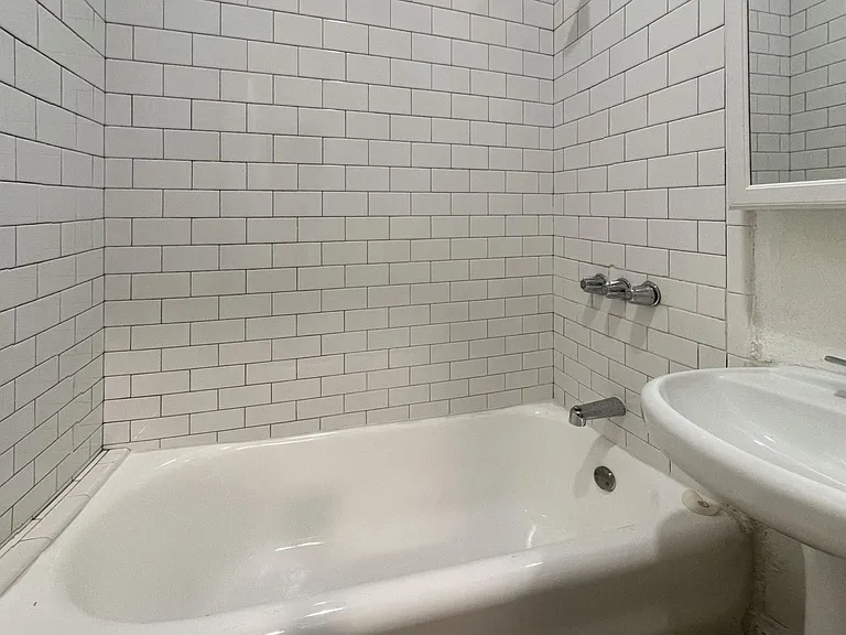 The President Apts...Completely Renovated Apartments...Pet Friendly..Great Location! CALL NOW! — Photo 12