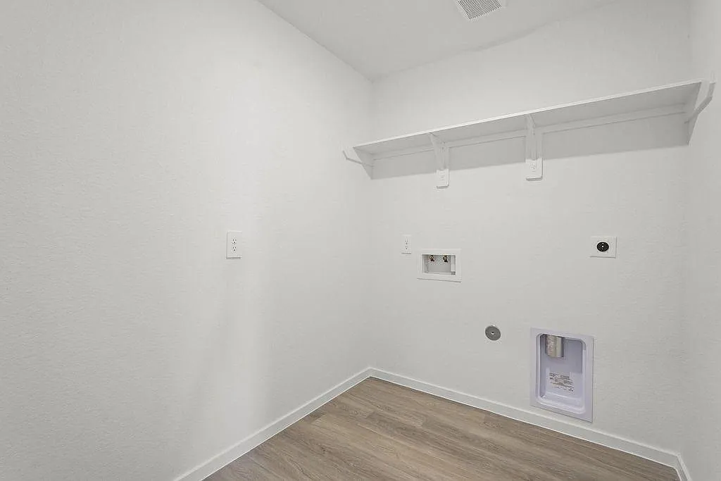 5 bed, 2.5 bath, 2525 sqft, $2,800 — Photo 3