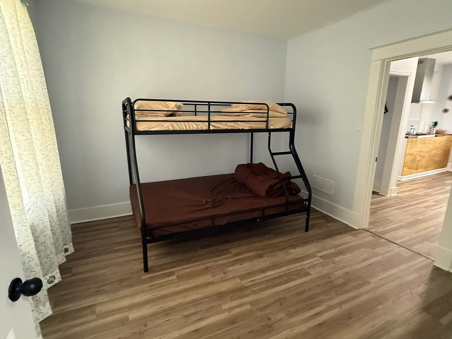 4 bed, 1400 sqft, $800 — Photo 2