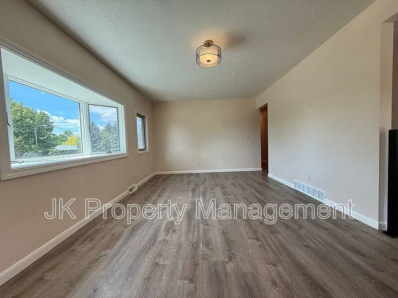 4 bed, 2.0 bath, 2112 sqft, $1,895 — Photo 4