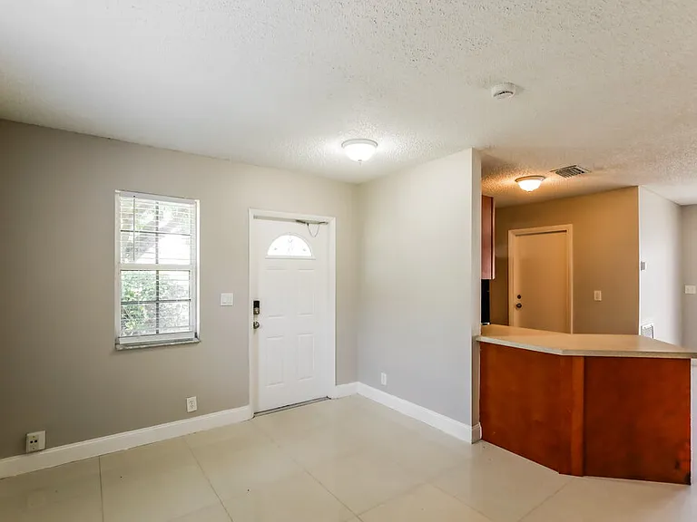 1558 NW 7th Ln — Photo 3