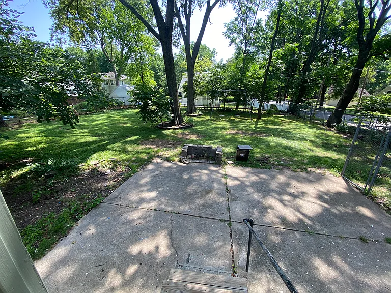5945 Charlotte St — Photo 16