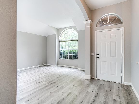 3rd image of 2612 Creekhaven Dr