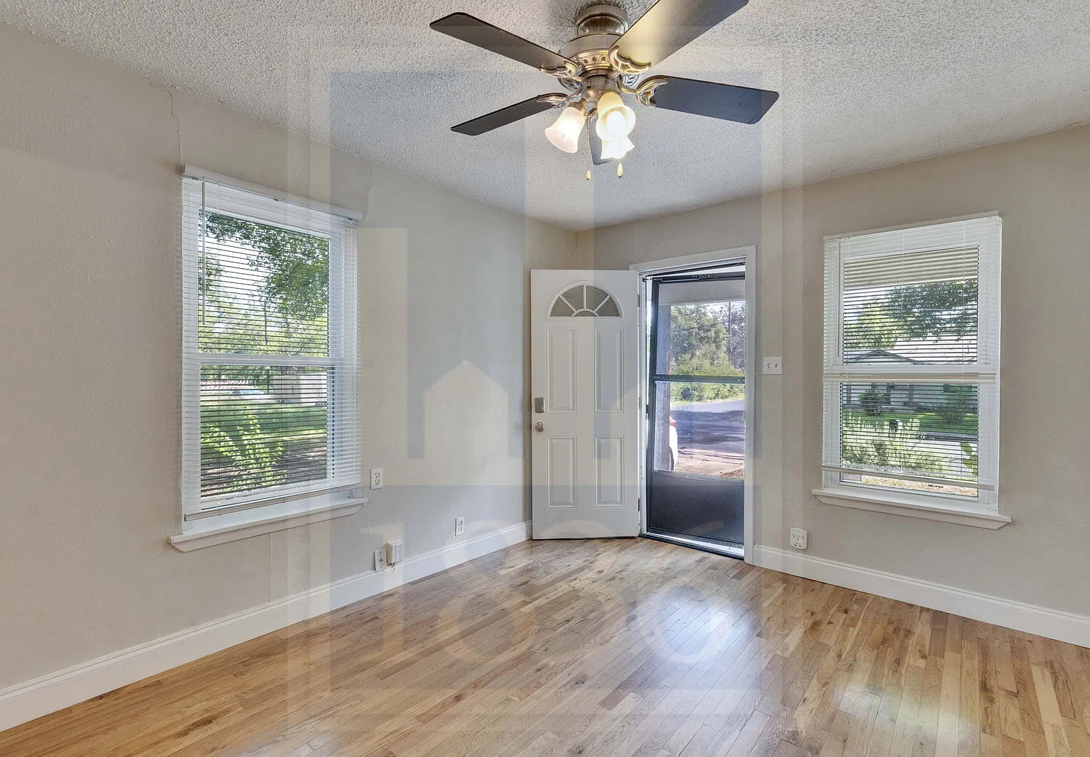 3 bed, 2.0 bath, 1056 sqft, $1,700 — Photo 2