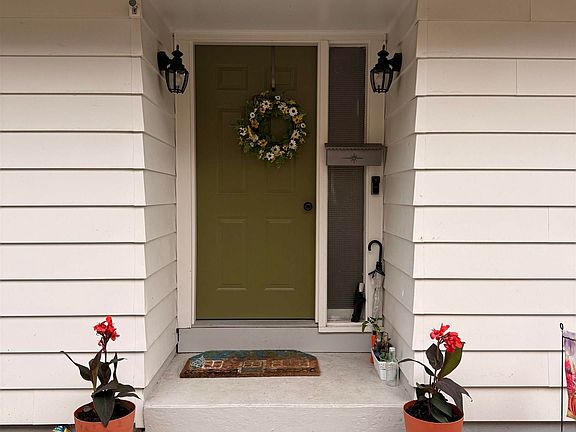 4th image of 1101 Elliott St