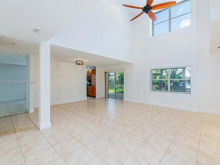 305 S Ketch Dr — Photo 2