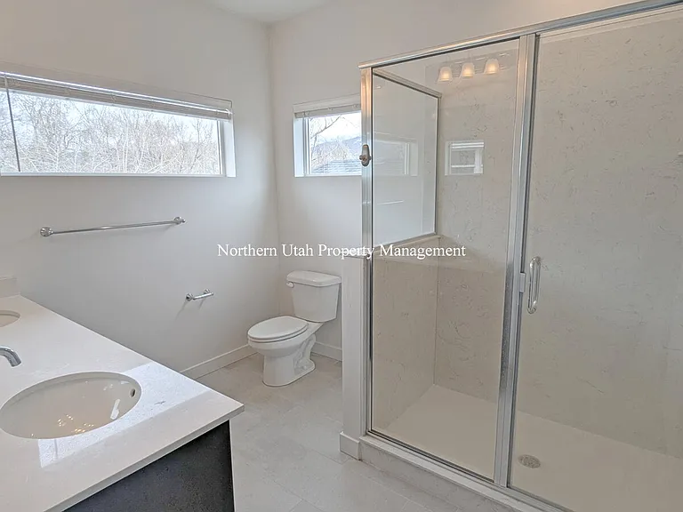 313 W 25 N — Photo 9