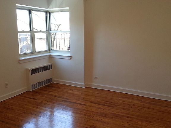 2nd image of 3135 Crescent St APT 6M