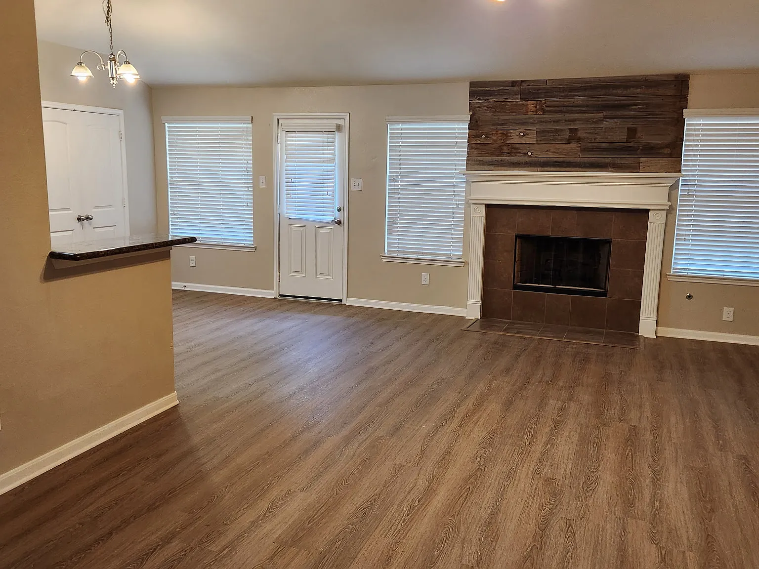 948 Oak Glen Dr — Photo 3