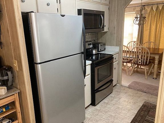 4th image of 28944-14 Hubbard St