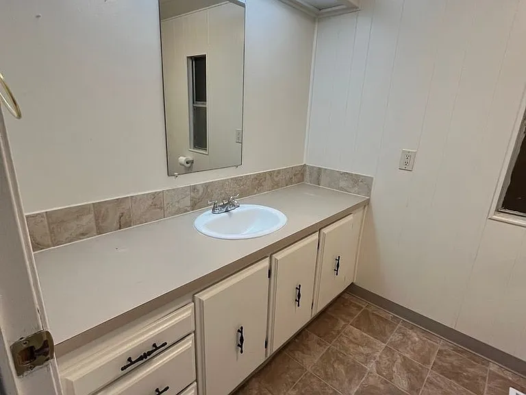 4550 SW 5th Ave — Photo 7