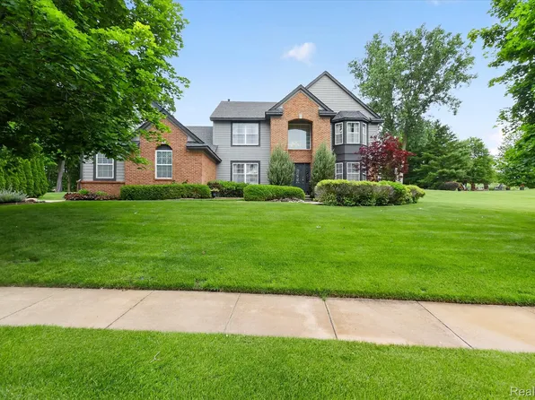 2333 Sandlewood Dr, White Lake, MI 48383
