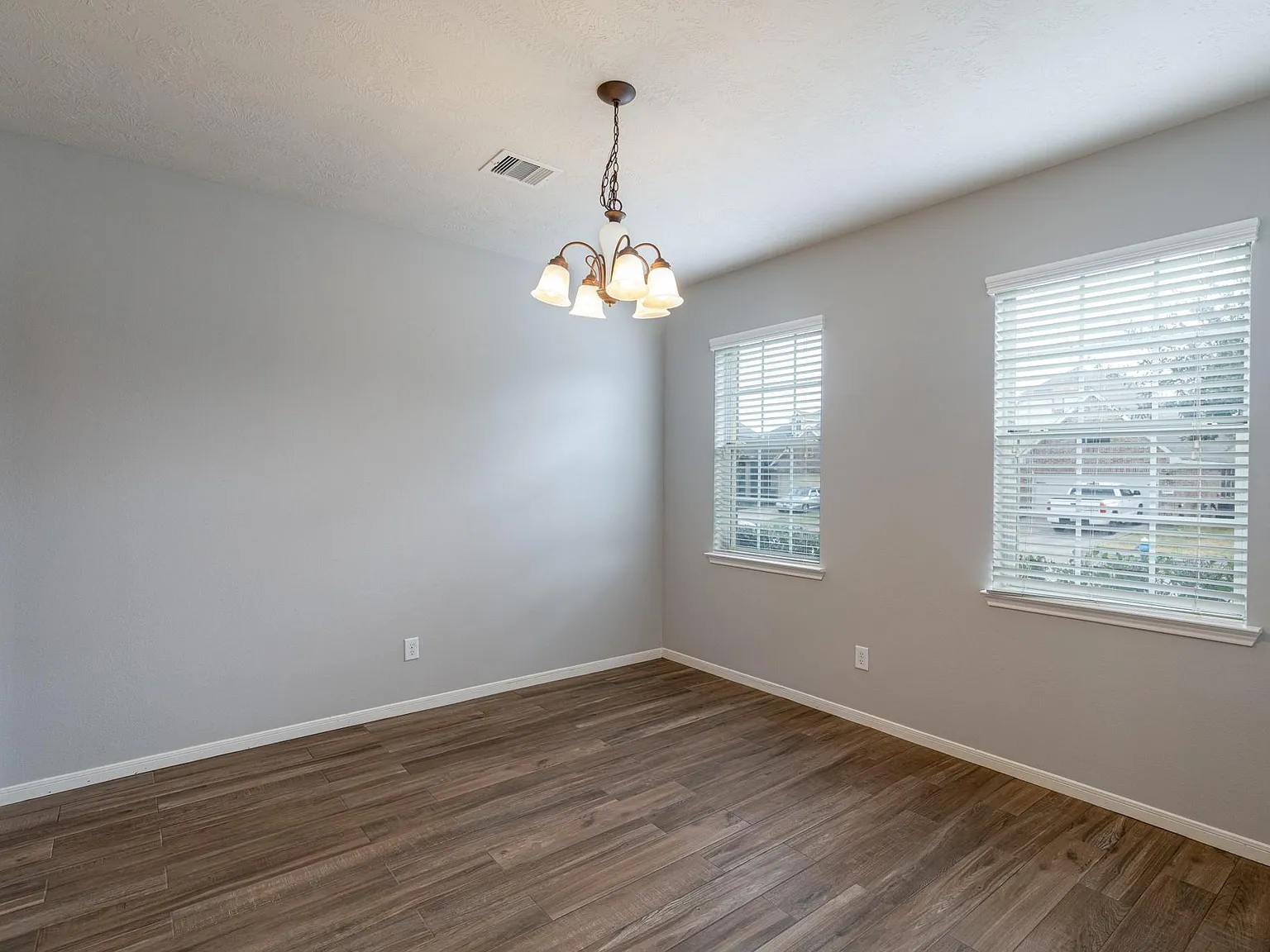 4 bed, 2.5 bath, 2387 sqft, $2,500 — Photo 4