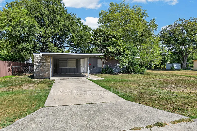 3 bed, 1.0 bath, 946 sqft, $1,295 — Photo 1