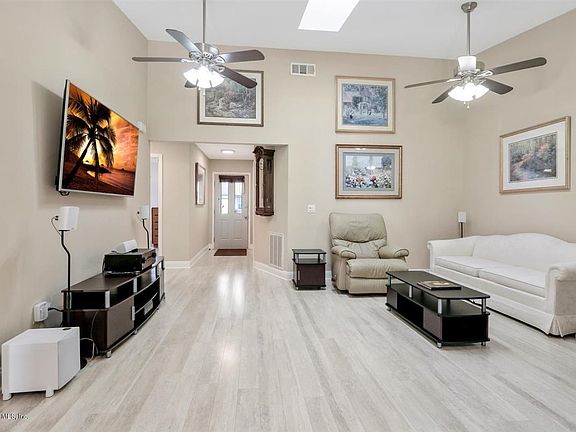 4th image of 2642 Hidden Village Dr