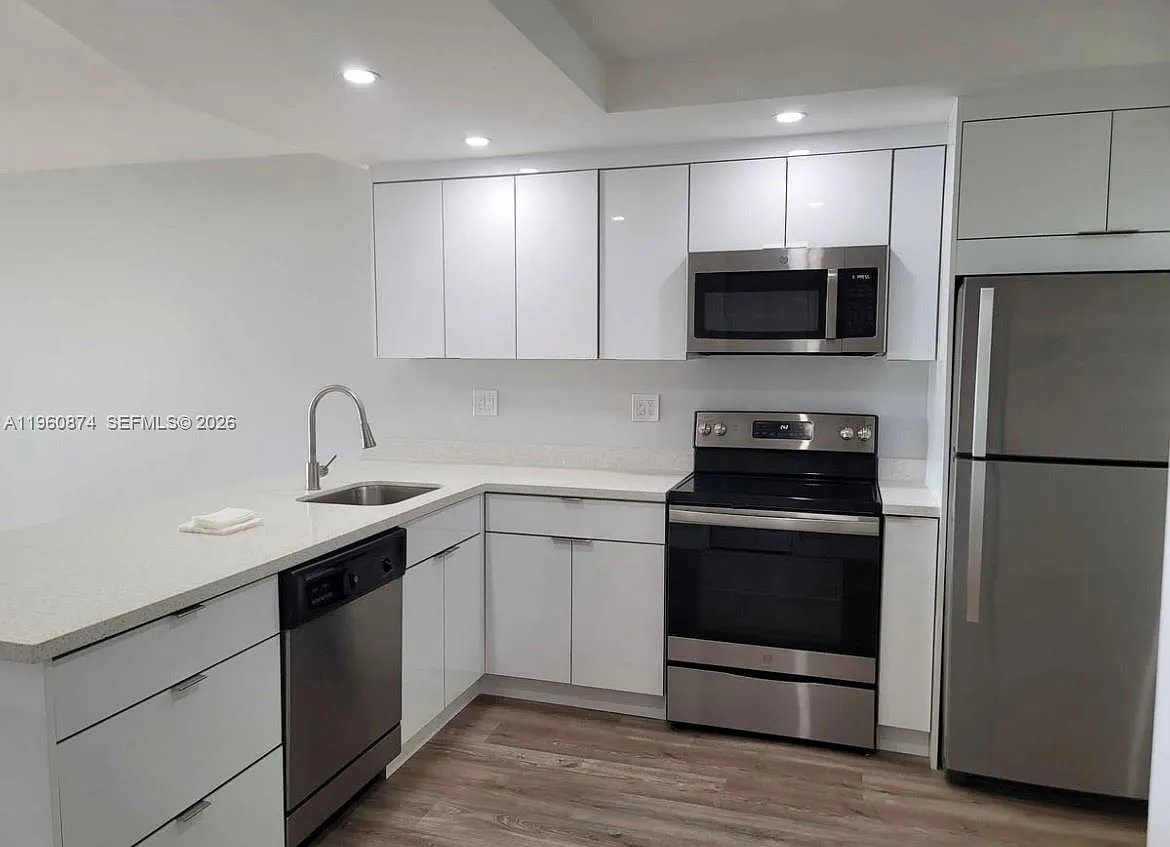 Building Photo - 1680 NE 191st St #410-2
