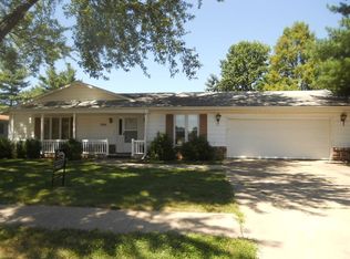 206 E Evergreen Dr, Macomb, IL 61455