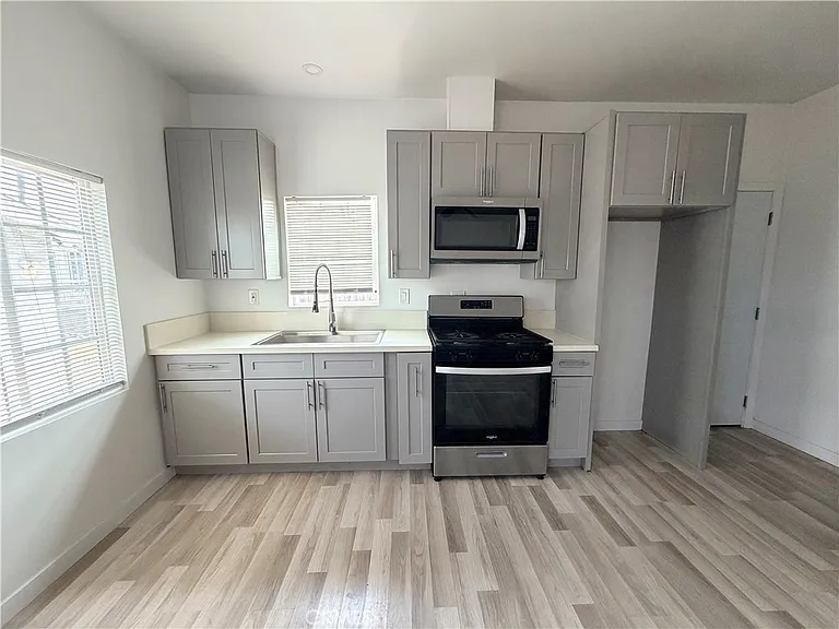 1020 W 67th St — Photo 5