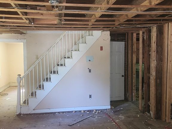 5th image of 153 Main St