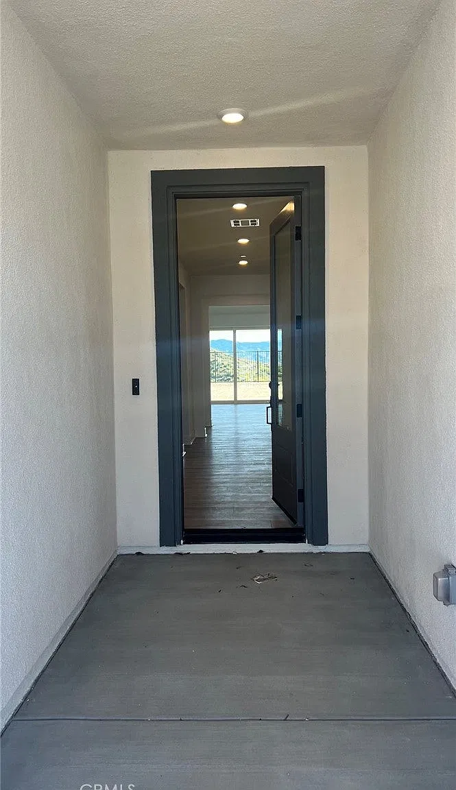 3 bed, 2.5 bath, 2490 sqft, $4,700 — Photo 2
