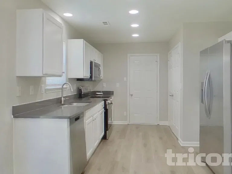 1131 Delander Ln — Photo 6