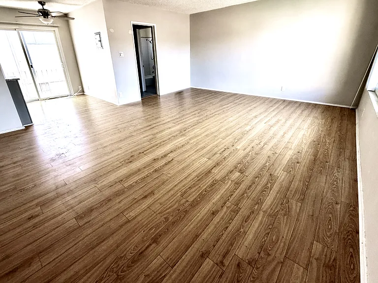 Deluxe Studio ~ X-Large, with Full Kitchen, Dining Room, Walk-in Closet, Full Bath & Balcony in Upstairs Unit.