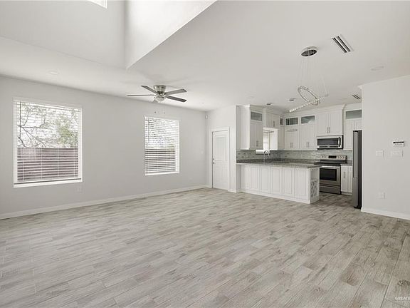 4th image of 1826 Sunset Dr