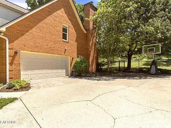 3rd image of 102 Cornell Ln