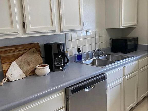 4th image of 2101 Oakwood Ave #B