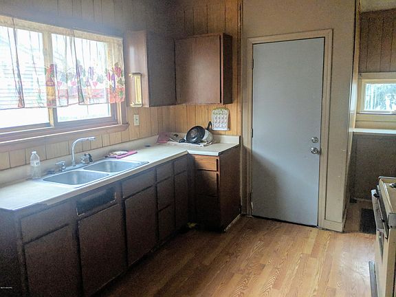 4th image of 857 Michigan Ave E