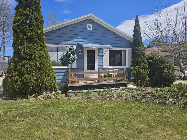 1621 Johnston DRIVE, Manitowoc, WI 54220
