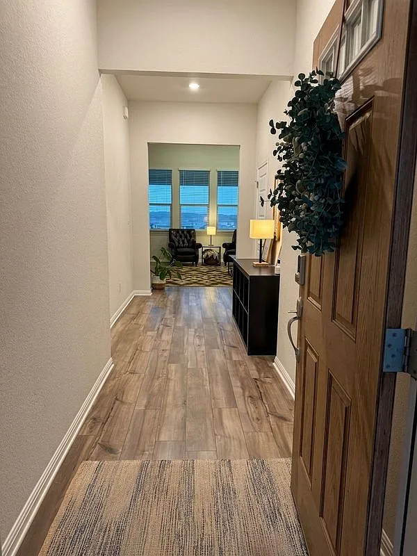 4 bed, 2.5 bath, 2111 sqft, $3,000 — Photo 2