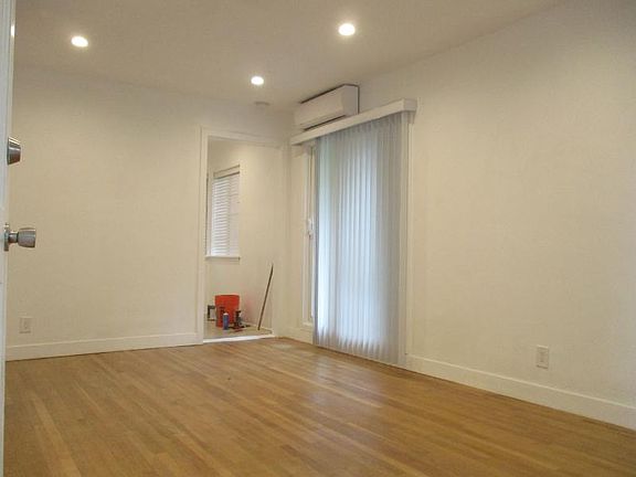 3rd image of 10916 Blix St