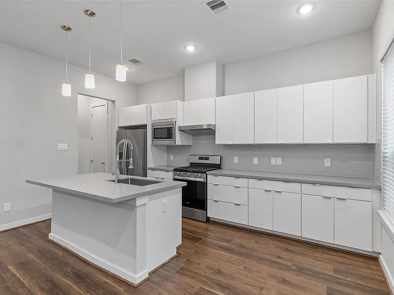 608 Thornton Oaks Ln — Photo 2