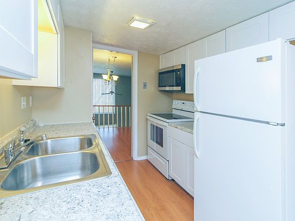 2nd image of 10826 Lakehurst Ct #102
