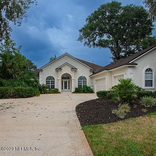 5 bed, 3.5 bath, 3690 sqft, $5,400 — Photo 2