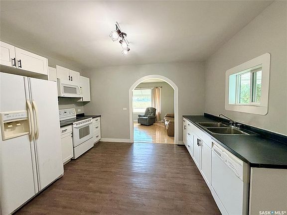 3rd image of 104 Railway AVENUE E