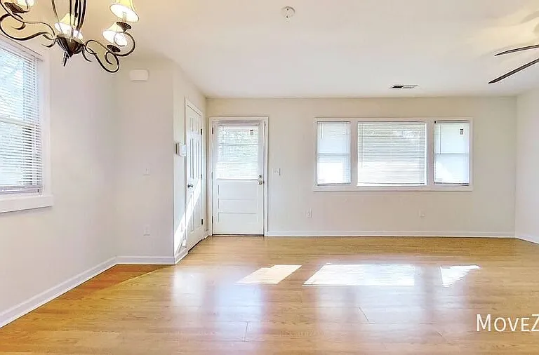 412 S Kerr Ave — Photo 5