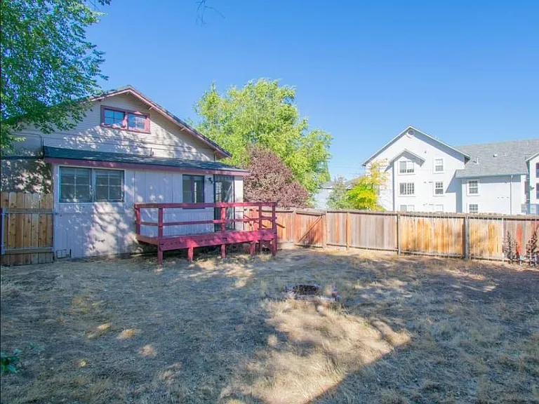 240 College Ct — Photo 12