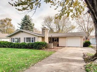 19 S Sycamore Ln, North Aurora, IL 60542