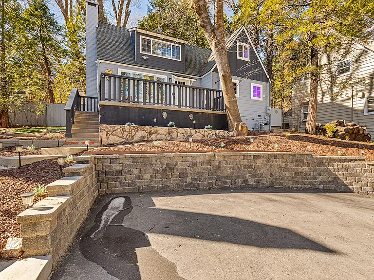 284 Walnut Dr — Photo 2