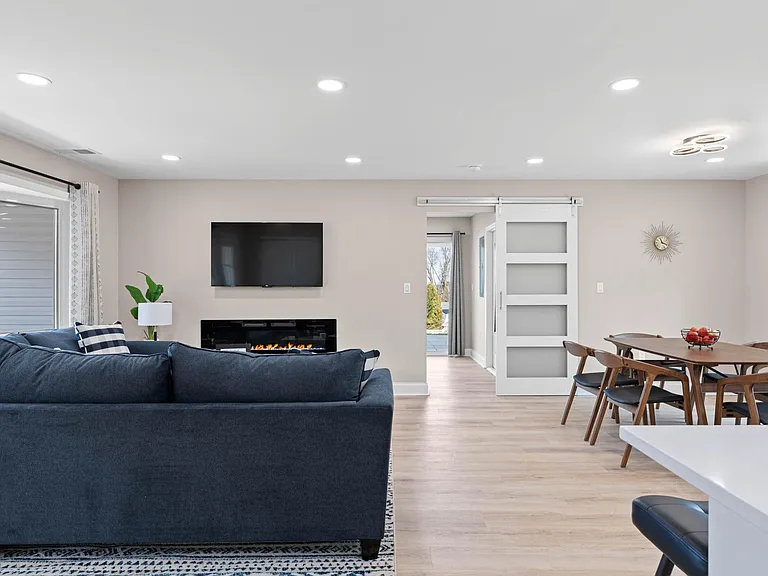 8815 Delphine Rd — Photo 36