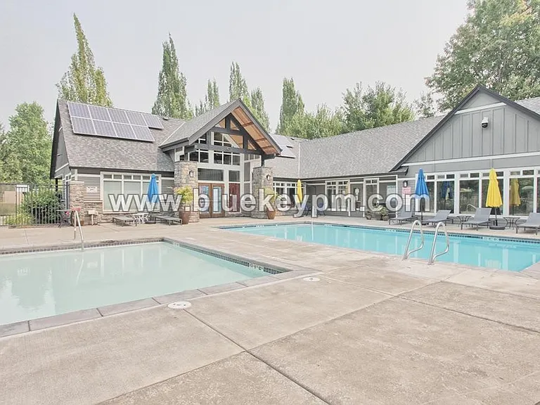 985 SE Tamango St — Photo 16