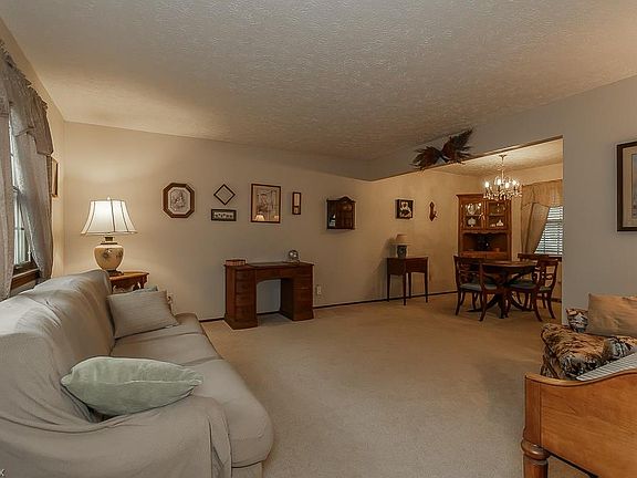 3rd image of 456 Riverdale Dr