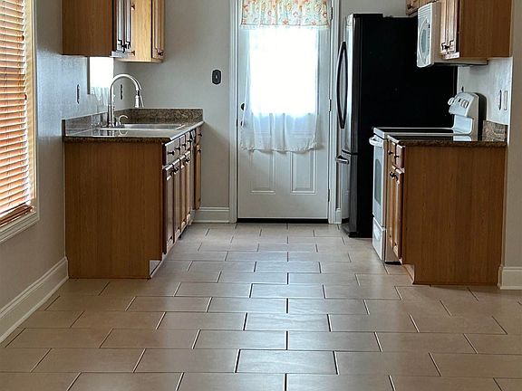 3rd image of 824 Saadi St