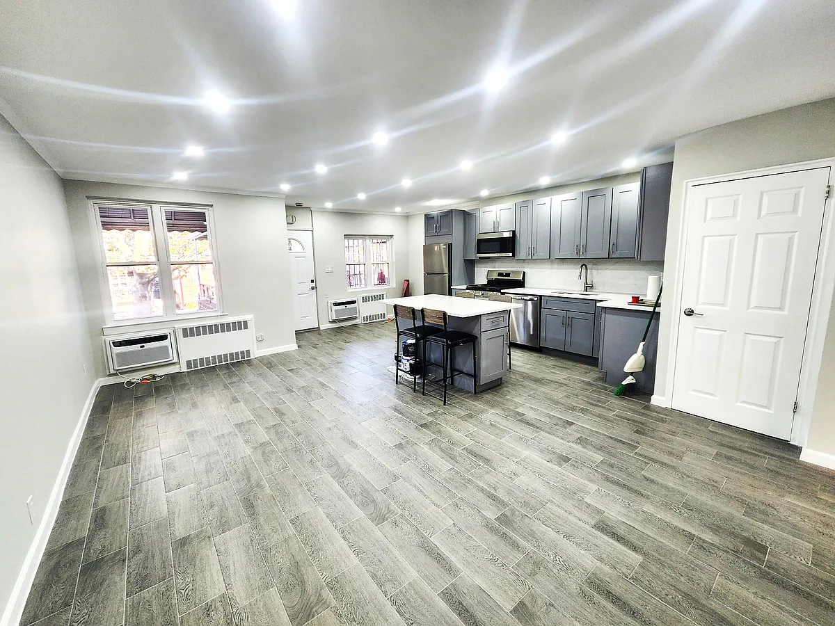 Photo 1 of 17 - 2516 E 28th St #2 - Brooklyn, NY Primary Photo - 2516 E 28th St #2